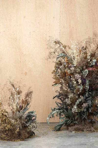Μεγάλη Λουλουδένια Ανθοδέσμη Από Αποξηραμένα Λουλούδια Στο Φόντο Ενός Ξύλινου — Φωτογραφία Αρχείου