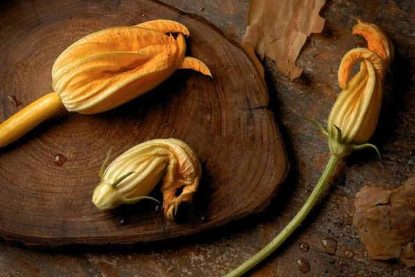 Zucchine Fiori Gialli Legno Massello Tagliere Corteccia Albero Sfondo Ruggine — Foto Stock