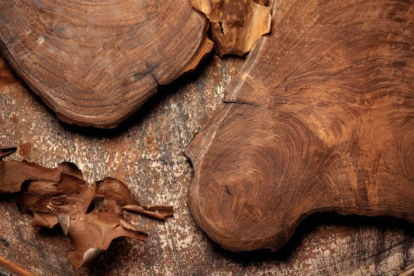 Masivní Dubové Řezání Deska Borovice Kůra Pozadí Rez Kov — Stock fotografie