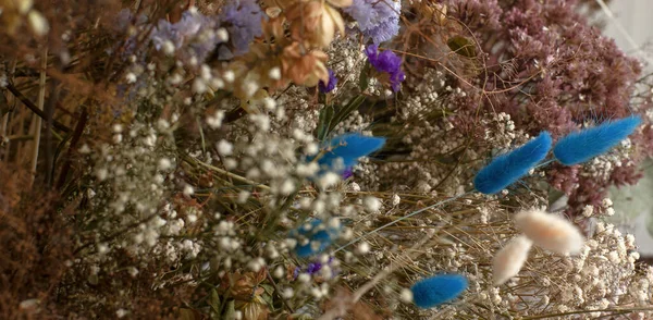 Μεγάλη Λουλουδένια Ανθοδέσμη Από Αποξηραμένα Λουλούδια Στο Φόντο Ενός Ξύλινου — Φωτογραφία Αρχείου