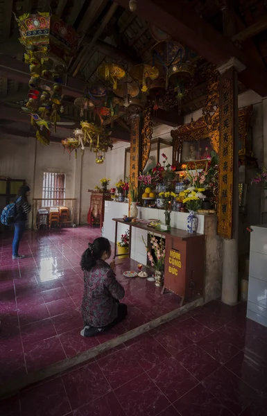 Vietnam'da bir tapınakta dua