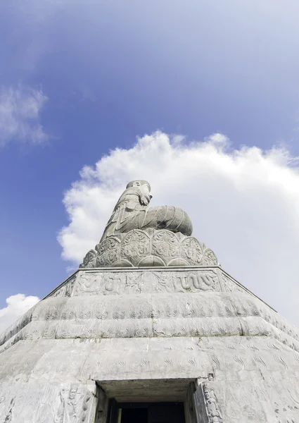 Phat Tich Pagoda dev Buda heykeli üzerinde Tiendu dağ