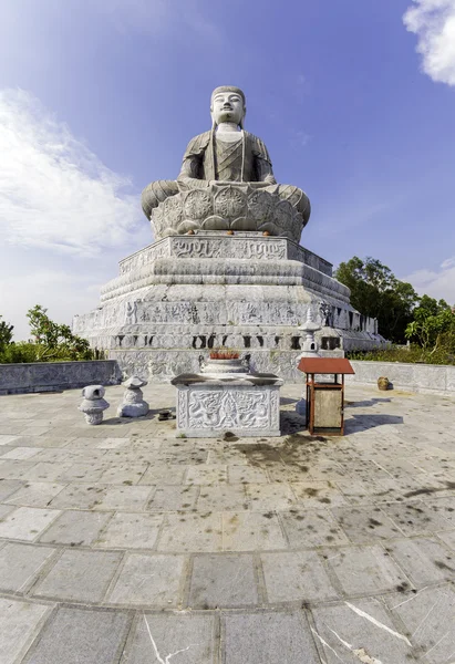 Phat Tich Pagoda dev Buda heykeli üzerinde Tiendu dağ