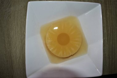 Doğal ananas dilimi ve meyve suyu.