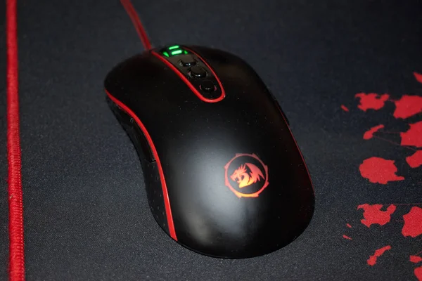 Siyah iplikli kırmızı fare