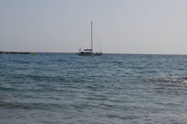 Pasifik Okyanusu 'nda ufukta bir tekne var.