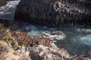 Pasifik Okyanusu 'nun kayaları ve suyu