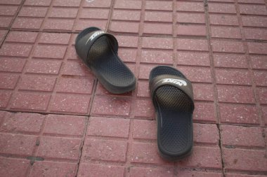 Tenerife adasında siyah plaj terlikleri