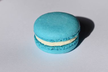 Lezzetli kremalı mavi pasta.