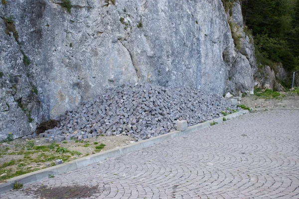 Emekli maaşı için dağdaki Pavale küpleri