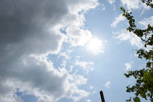 Mavi gökyüzü bulutlarla dolu.