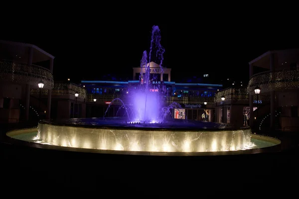 Işıklı ve müzikle dans eden Artesian çeşmesi