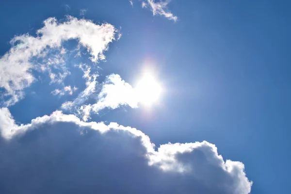 Mavi gökyüzünde güzel bulutlar