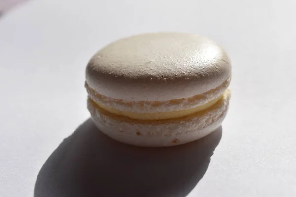 Lezzetli kremalı beyaz pasta.