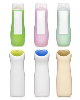 İçinde boş etiketler olan altı plastik şampuan ya da banyo jeli. Kesme Yolu