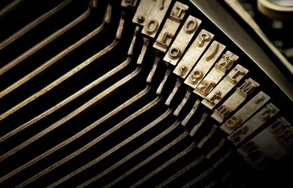 アンティークタイプライターのタイプ文字のマクロビュー エッジでの画像の中心とソフトフォーカスへのハードフォーカス ロイヤリティフリーのストック写真