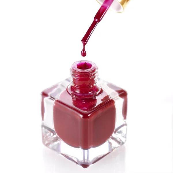 Color rojo esmalte de uñas botella —  Fotos de Stock