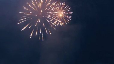 Gece gökyüzünde havai fişekler.