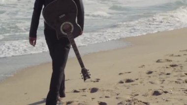 Kıyı yürüyüş gitarist