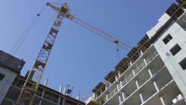 Construção de um edifício residencial de vários andares . — Vídeo de Stock