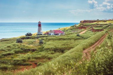 Uçurumun kenarında eski ahşap deniz feneri.