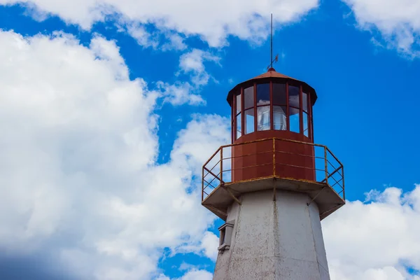 Uçurumun kenarında eski ahşap deniz feneri.