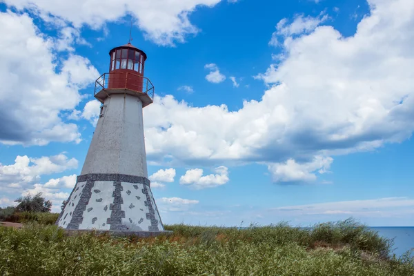 Uçurumun kenarında eski ahşap deniz feneri.