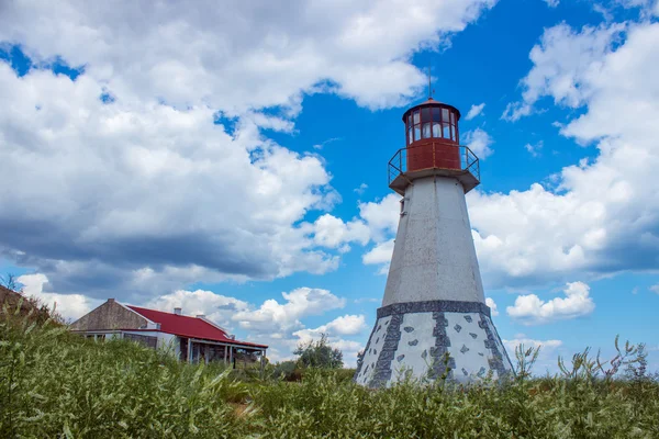Uçurumun kenarında eski ahşap deniz feneri.