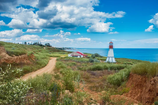 Uçurumun kenarında eski ahşap deniz feneri.