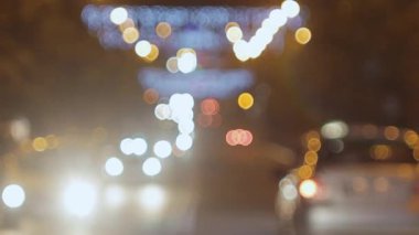 Yanan farlı arabalar gece şehrine gidiyor