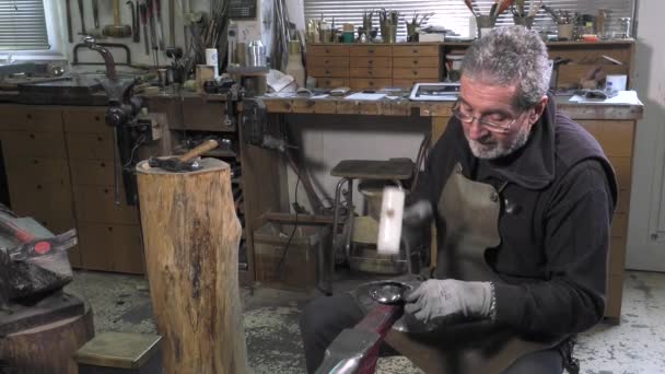Master goldsmith working with silver — Stock Video