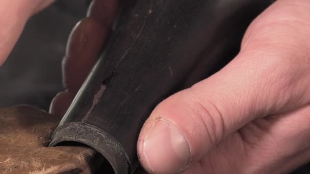 Un artigiano che ripara un vecchio clarinetto — Video Stock