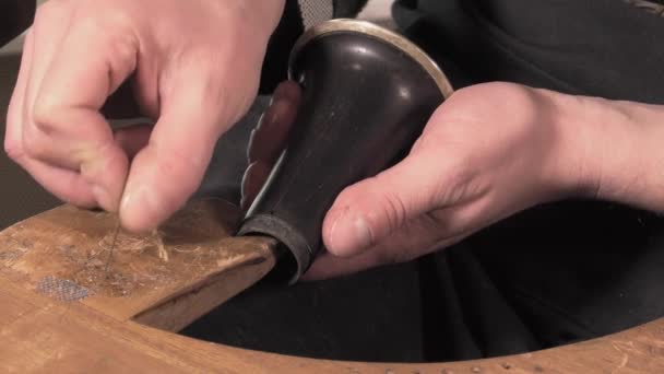 Ένας τεχνίτης επισκευή ένα παλιό κλαρινέτο — Αρχείο Βίντεο