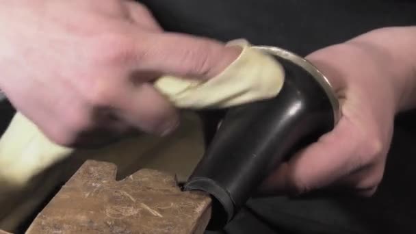 Un artisan réparant une vieille clarinette — Video