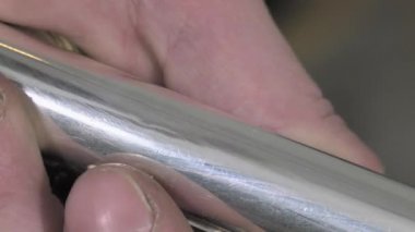 bir flüt ve darbeler kurtarma bir usta