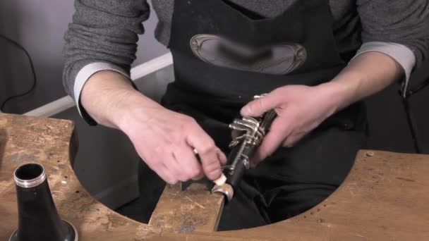 Un artesano reparando un viejo clarinete — Vídeo de stock