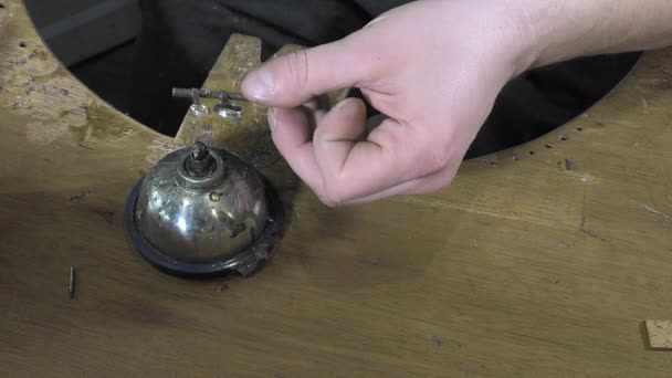 un artisan réparant une vieille clarinette 