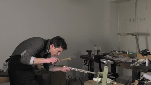 Um artesão recuperando golpes de uma flauta — Vídeo de Stock