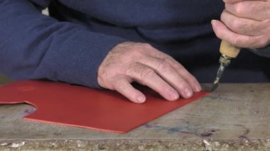 deri ürünler ana ustası iş başında