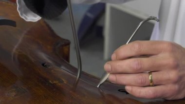 luthier çello bir ruh konumlandırır