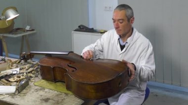luthier çello bir ruh konumlandırır