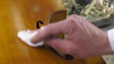 Bir luthier Barok bir enstrümanın cilalı yüzey