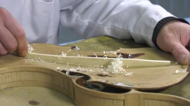 Luthier bir keman uyum çubuğunu oluşturur