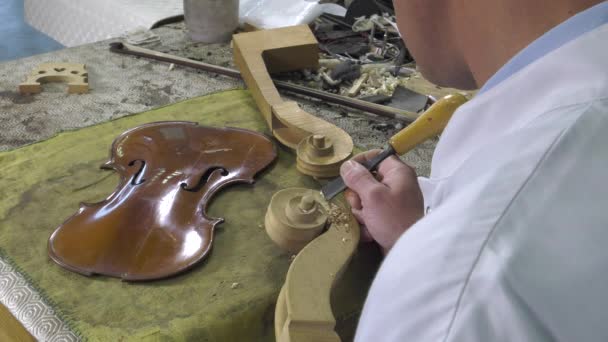 Geigenbauer modelliert einen Cello-Kopf — Stockvideo
