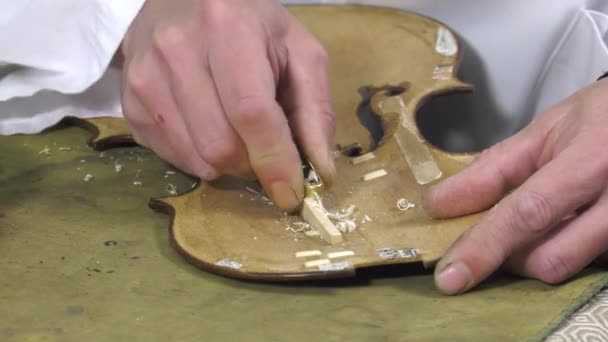 Luthier forma la barra di armonia di un violino — Video Stock