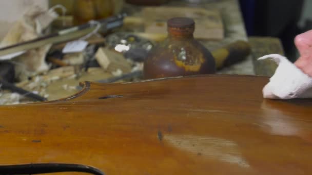 Limpieza y pulido de una vieja mesa de violonchelo — Vídeo de stock
