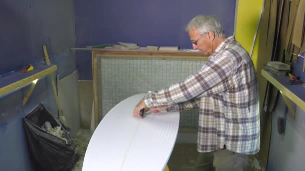 Ambachtsman shaper voor surfplanken — Stockvideo