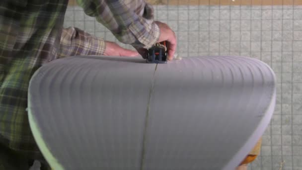 工匠牛头刨床的冲浪板 — 图库视频影像