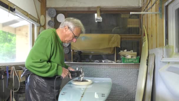 Handwerker Shaper von Surfbrettern — Stockvideo