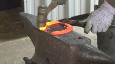 bir usta nalbant Değiştir nal